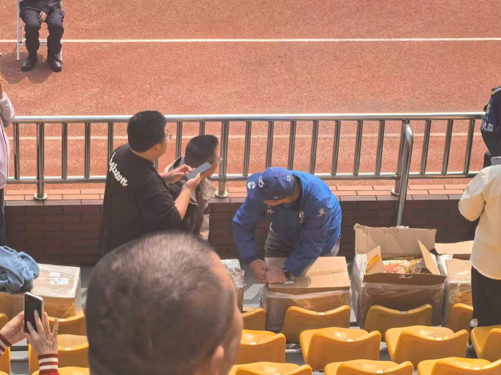 沈阳球迷搬了5箱鸡架到常州，为“州际杯”沈阳队现场助威